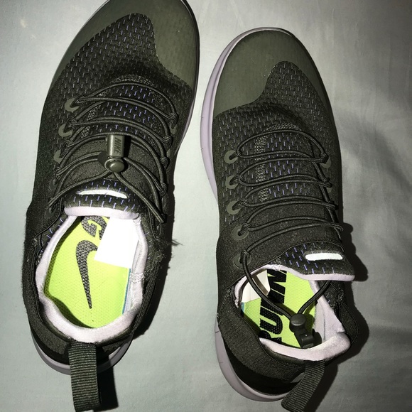 Nike shoes size 9.5 fit more like a 9 or 8.5 - Picture 2 of 2